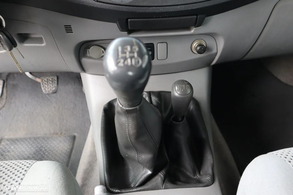 Toyota Hilux 2.5 D-4D CD AC - 17