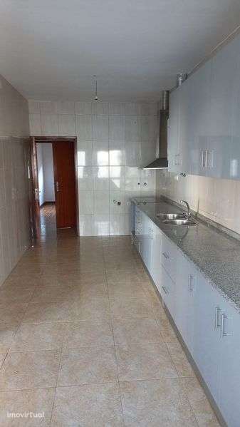 Apartamento T4 disponível para arrendamento no centro de Mirandela.
Re - Grande imagem: 3/12