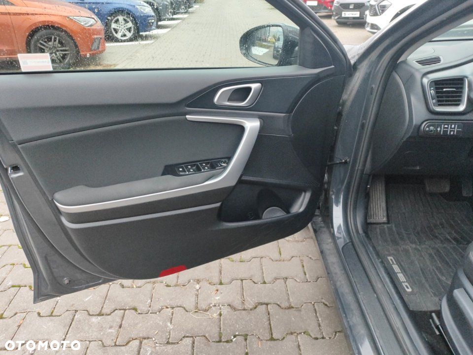 Kia Ceed - 10