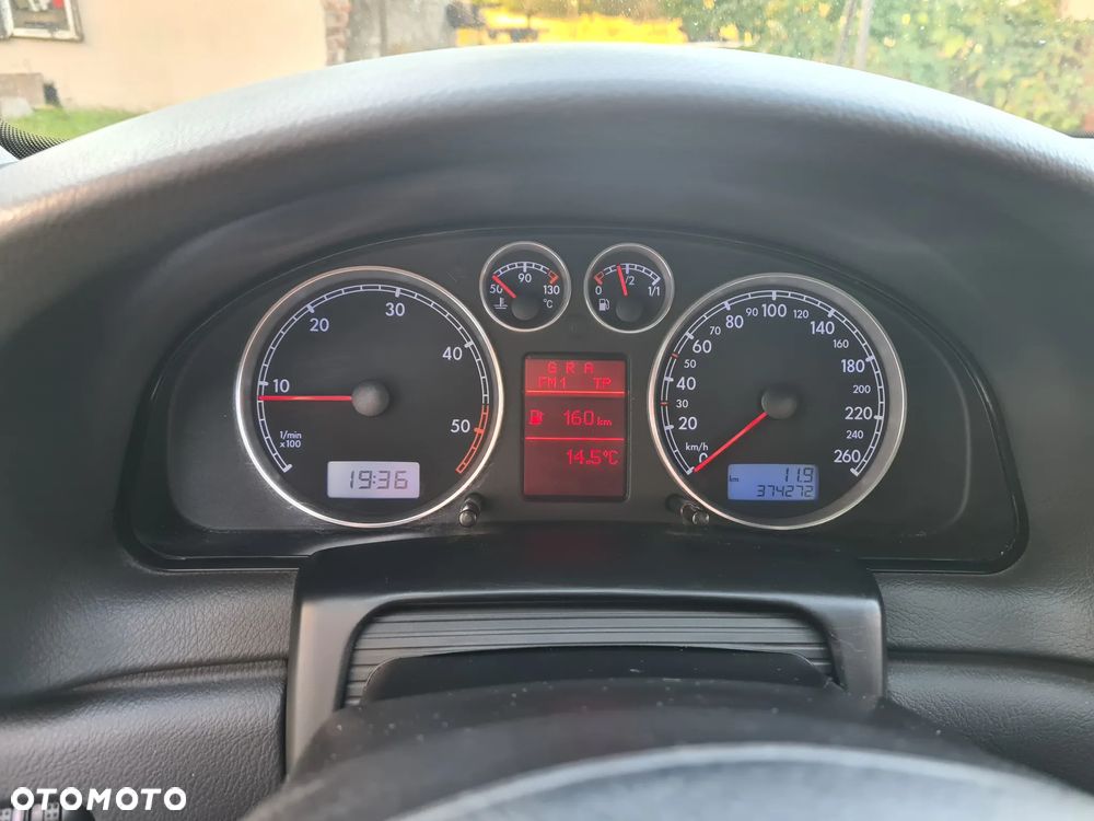 Volkswagen Passat 1.9 TDI Highline - 13
