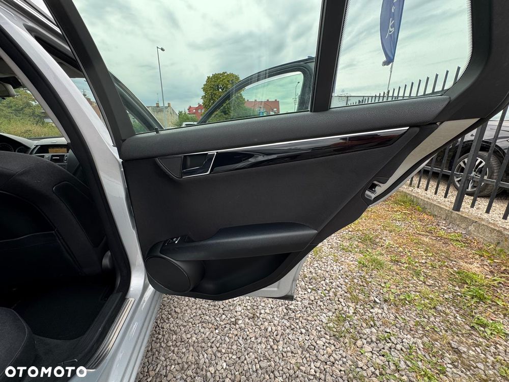 Mercedes-Benz Klasa C 180 BlueEFFICIENCY 7G-TRONIC Elegance - 38