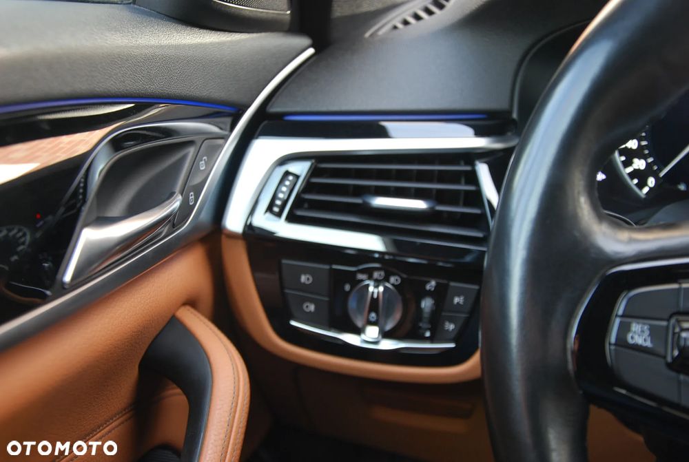 BMW Seria 5 520d xDrive M Sport sport - 32