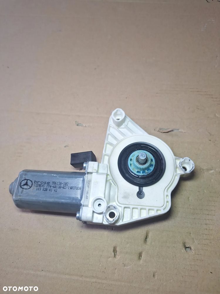 Mercedes A-Klasa W169 Silniczek szyby lewy lub prawy przód A1698204142   A1698204242   (16/6)    (16/9)