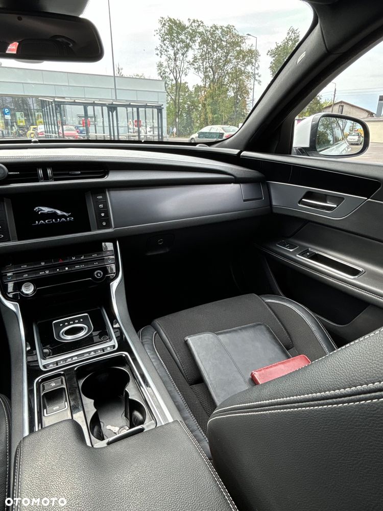 Jaguar XF 2.0 i4D R-Sport - 24