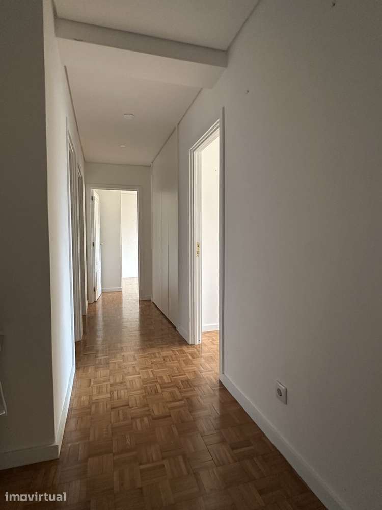 T2+1 Renovado | Luz Natural + Garagem a 5 minutos do Metro St. Ovídio - Grande imagem: 5/9