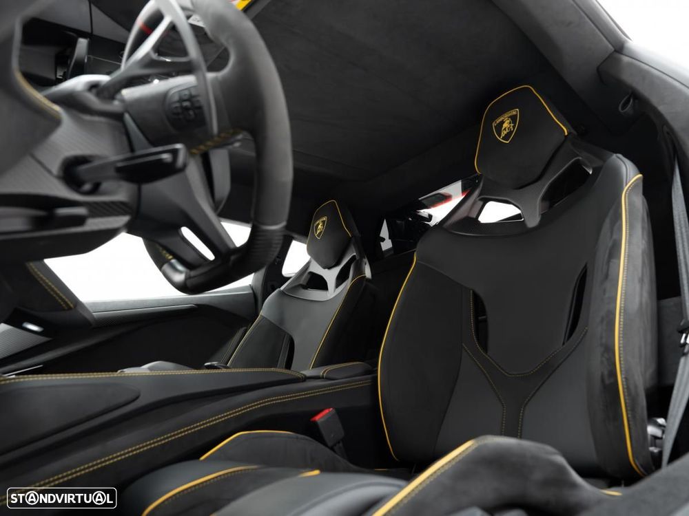 Lamborghini Revuelto - 30