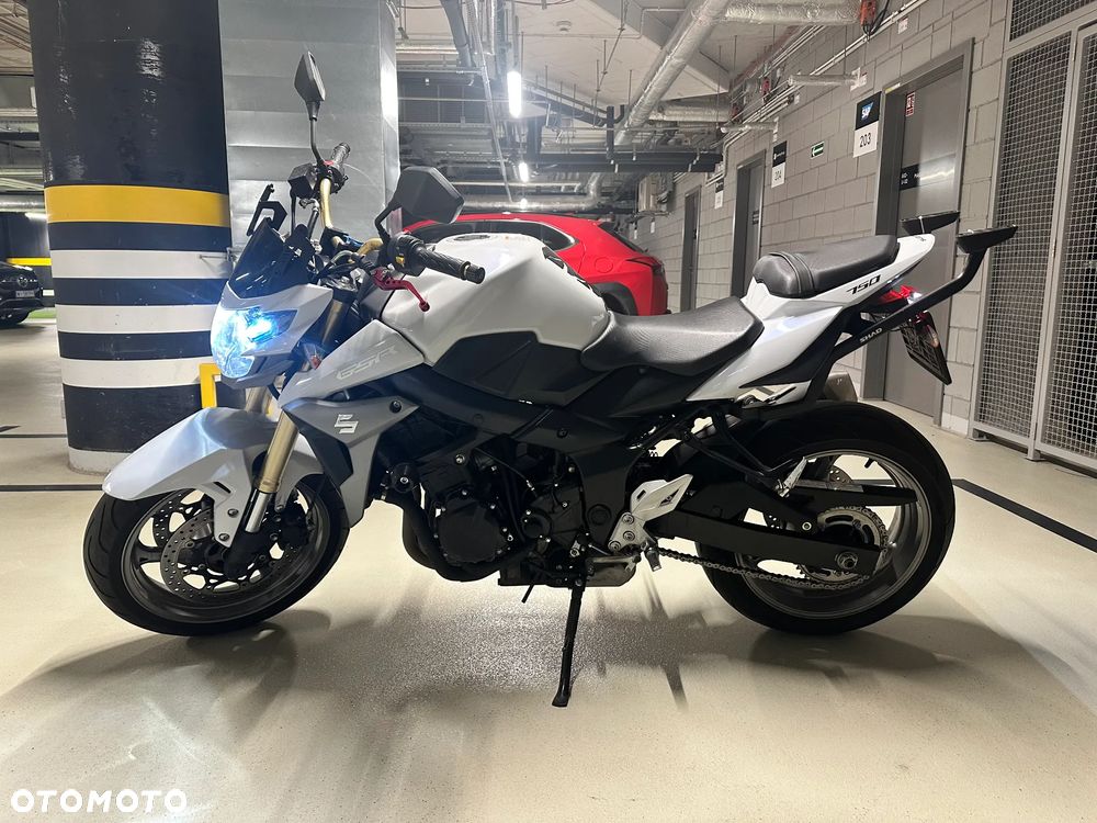 Suzuki GSR - 4