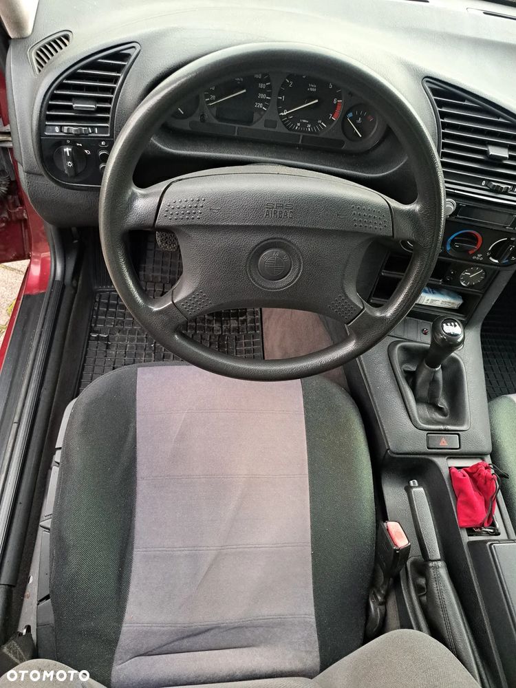 BMW Seria 3 318i Touring - 25