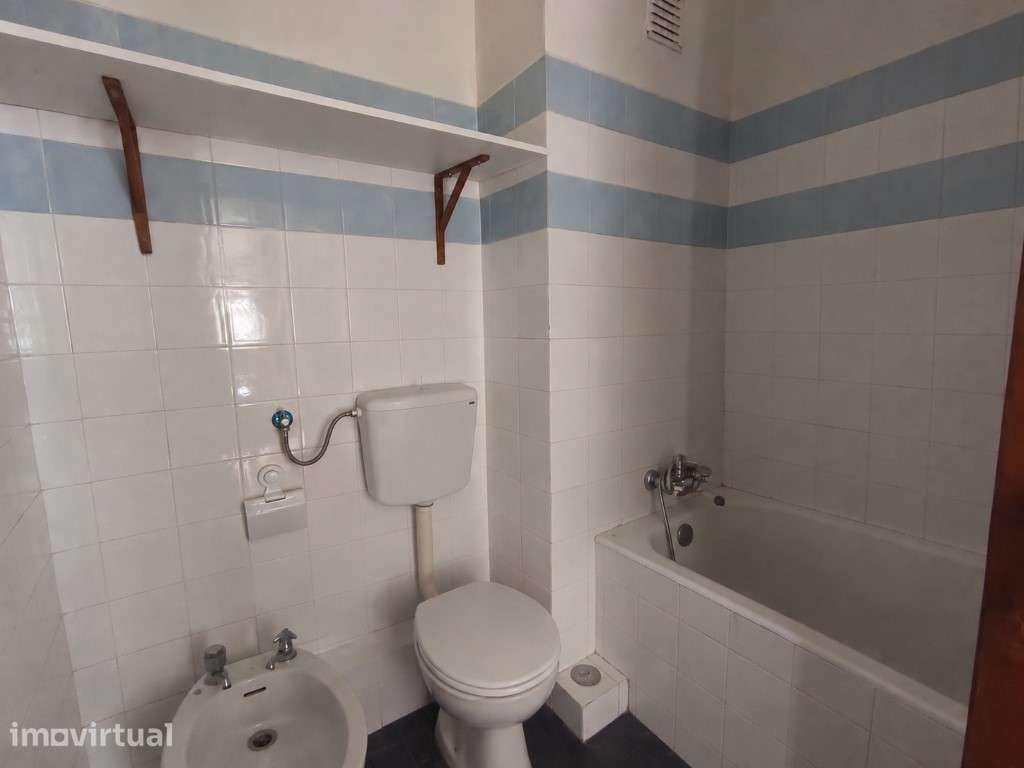 Apartamento T2 semi-remodelado ( Prédio com elevador) - Grande imagem: 5/7