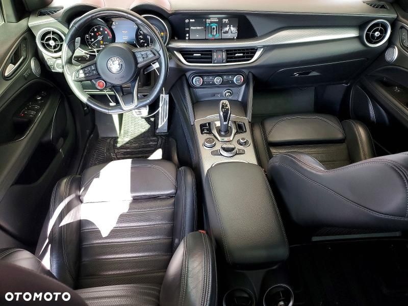 Alfa Romeo Stelvio - 12