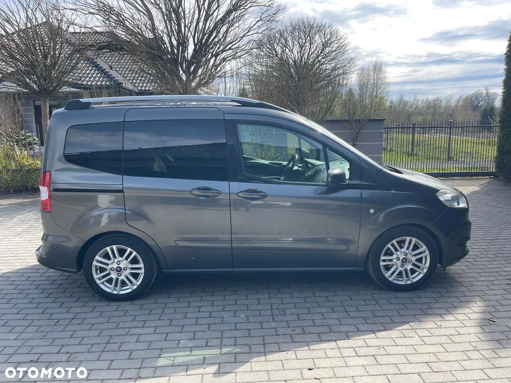 Ford E-Tourneo Courier - 2