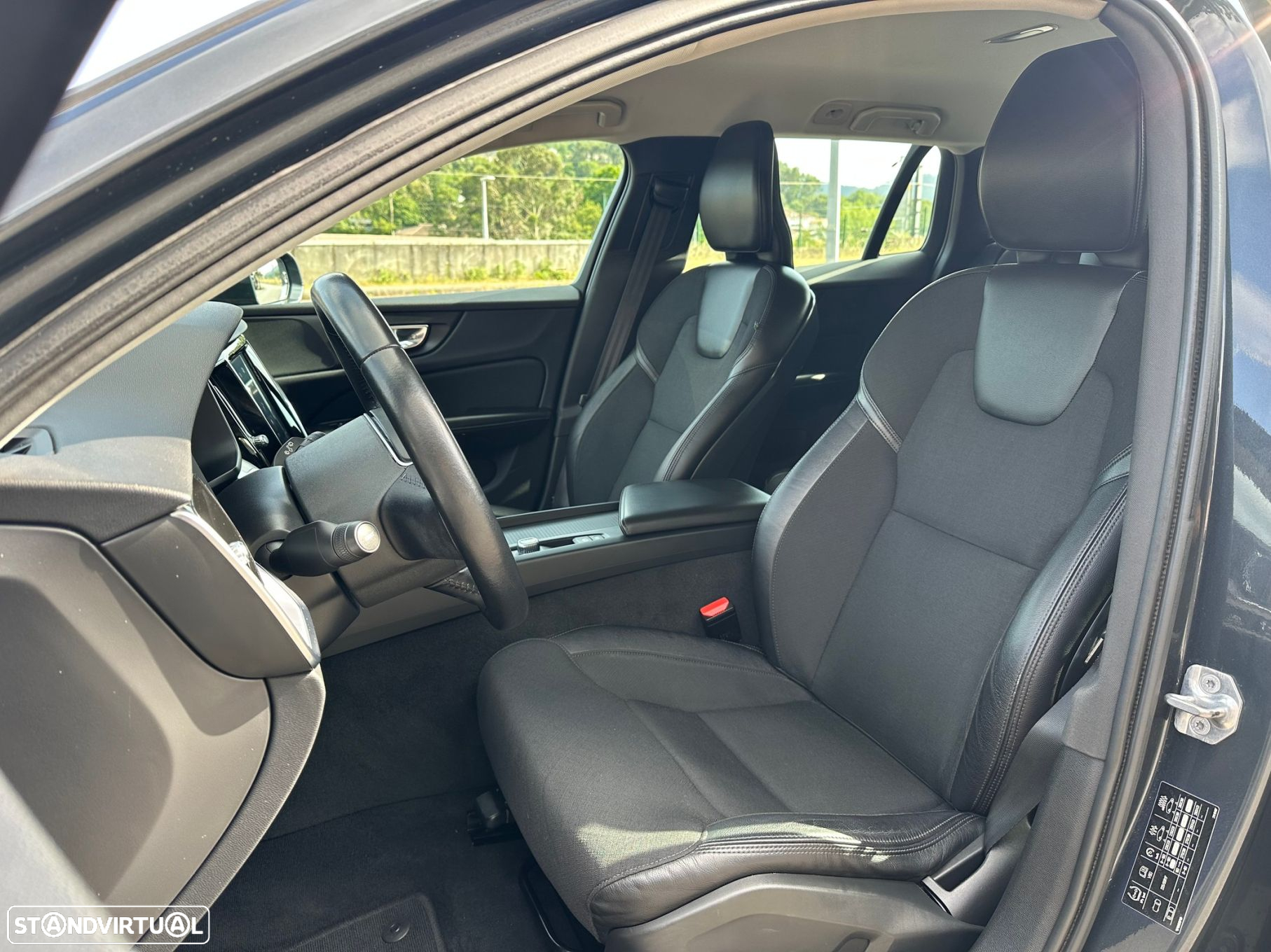 Volvo V60 2.0 D3 Momentum - 4