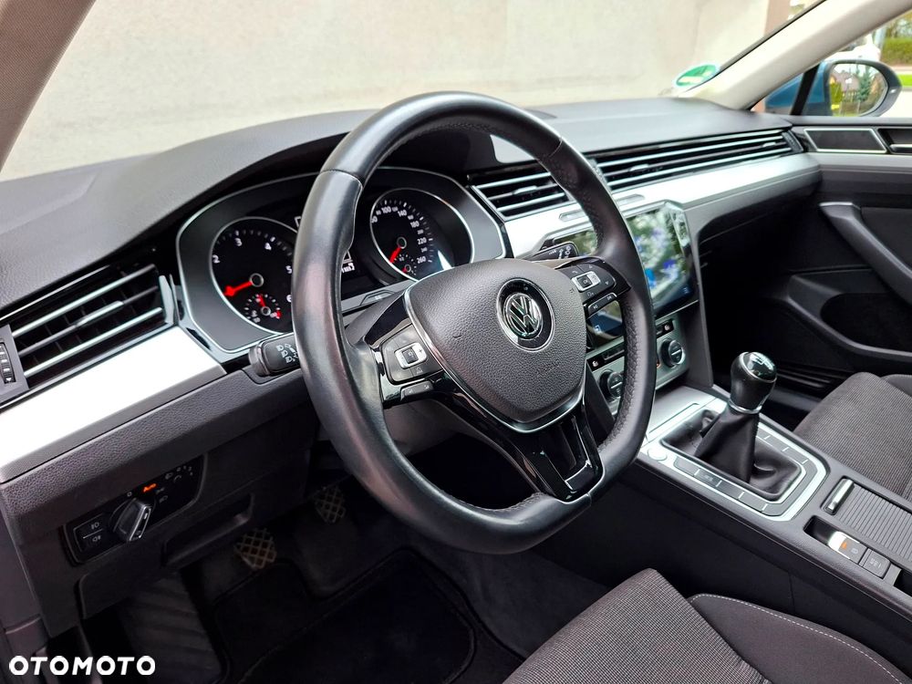 Volkswagen Passat - 32