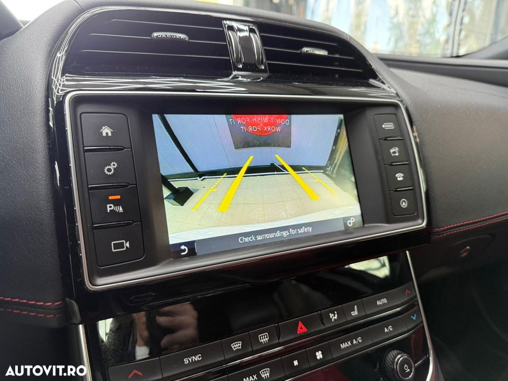 Jaguar XE 2.0 AWD R-Sport - 10