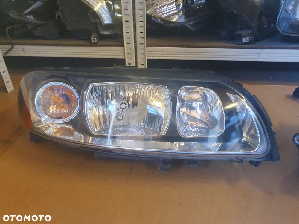 REFLEKTOR PRAWY XENON VOLVO V70 II XC70 LIFT EUROPA