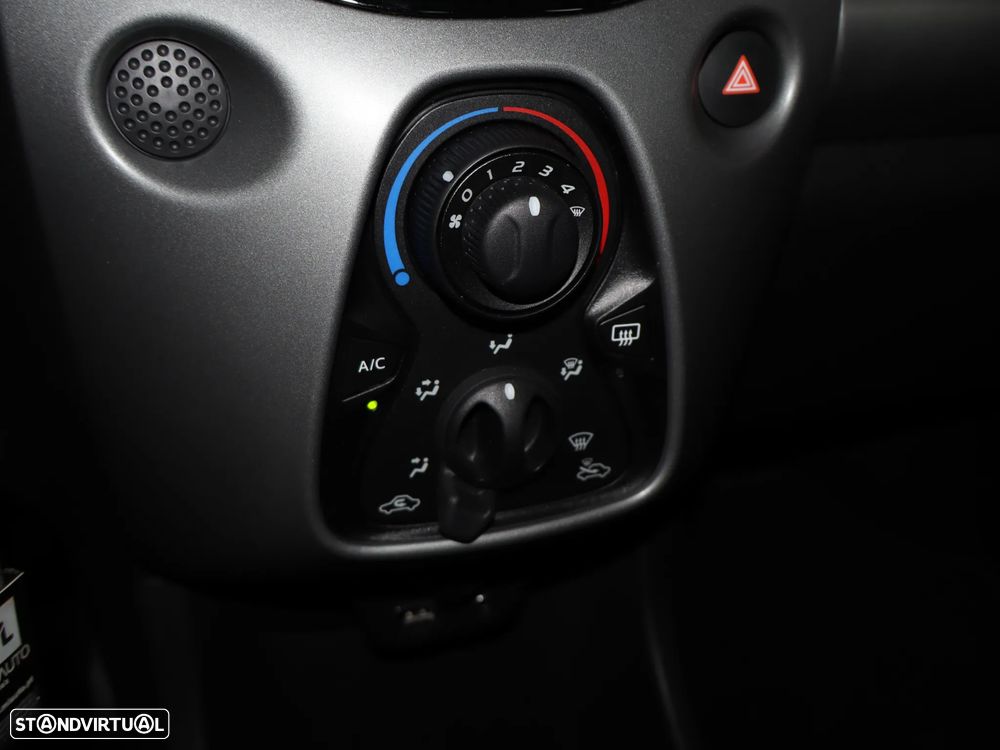 Toyota Aygo 1.0 X-Play - 24
