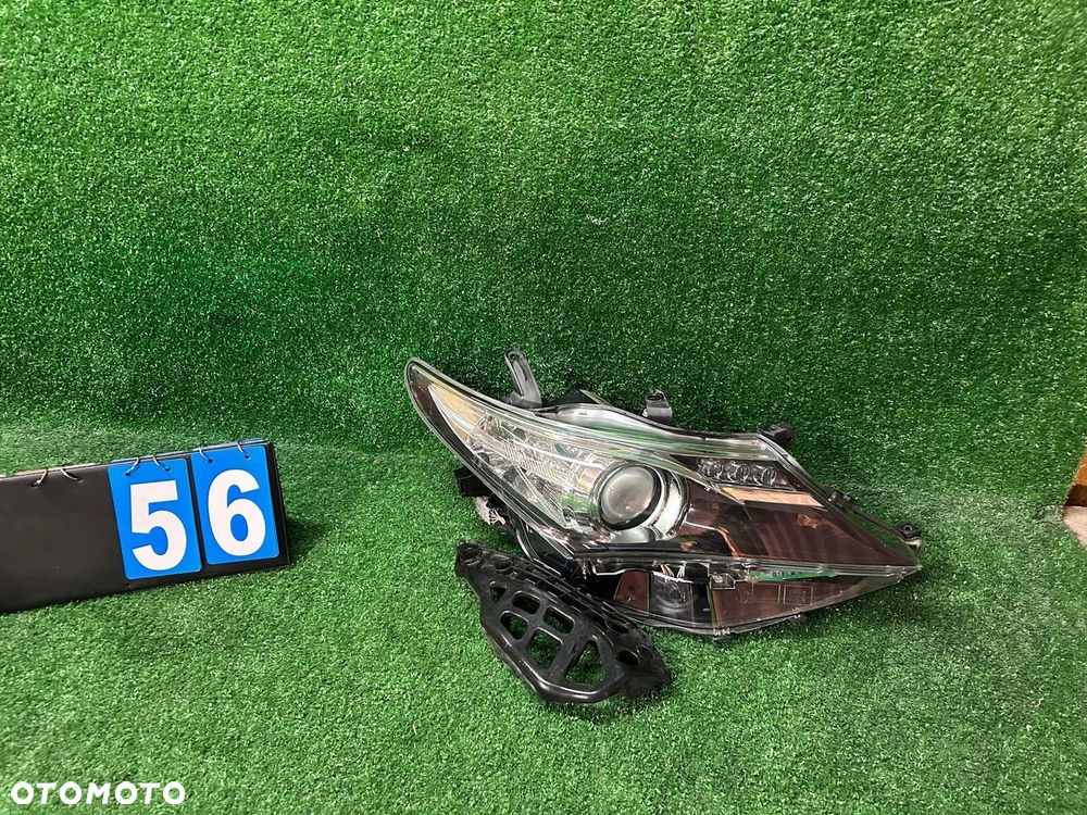 REFLEKTOR PRAWY TOYOTA AURIS II 12-15  ślizg - 1