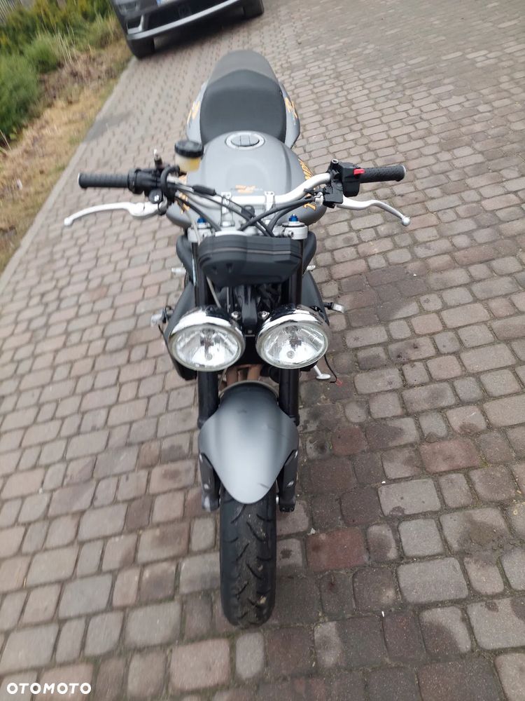 Triumph Street Triple - 8