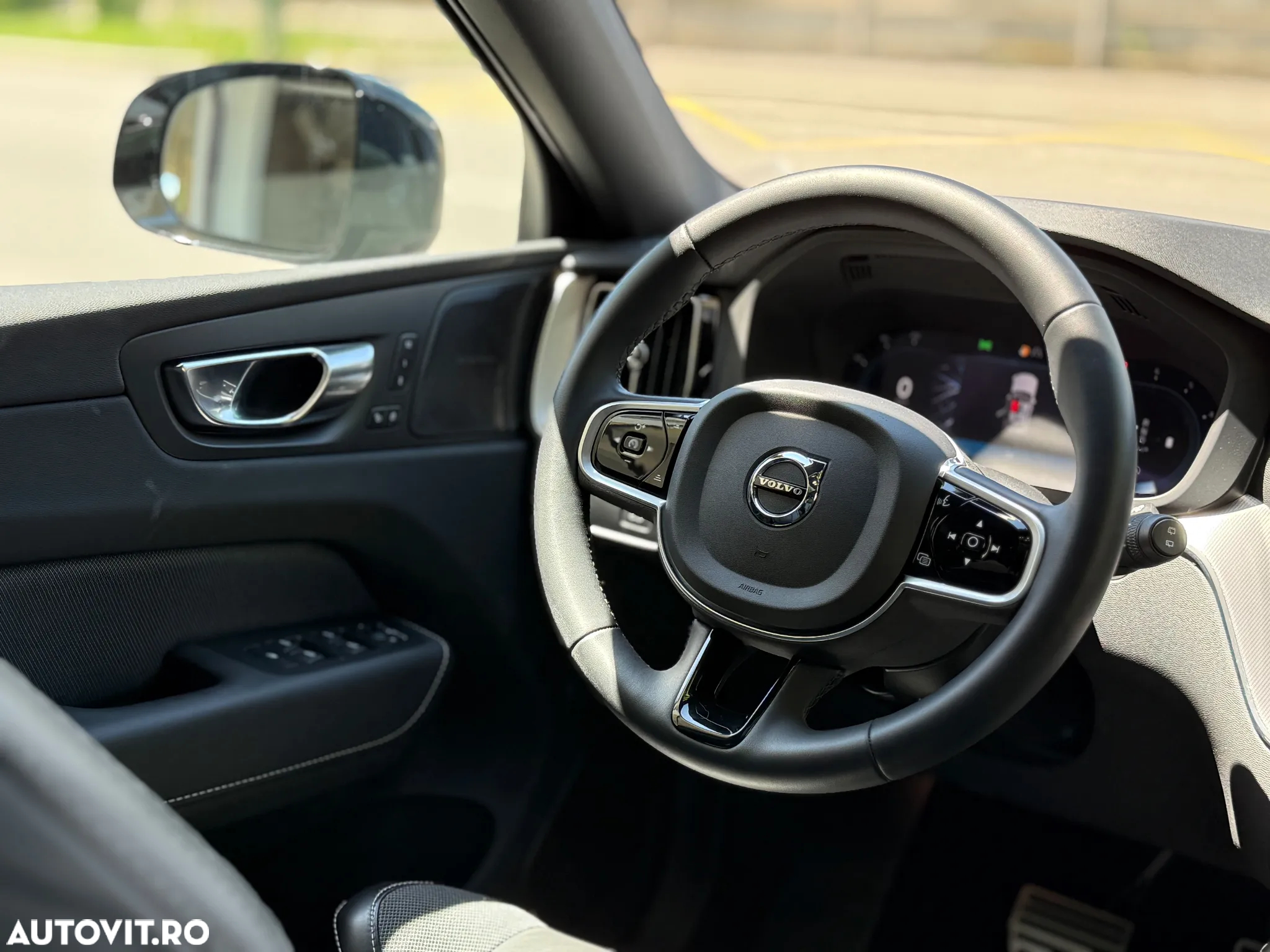 Volvo XC 60 B4 MHEV AT8 AWD R-Design - 30