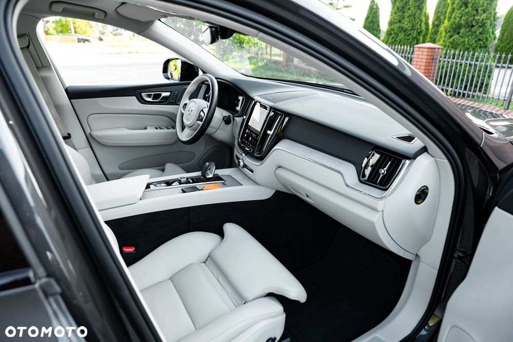 Volvo XC 60 D5 AWD R-Design - 23