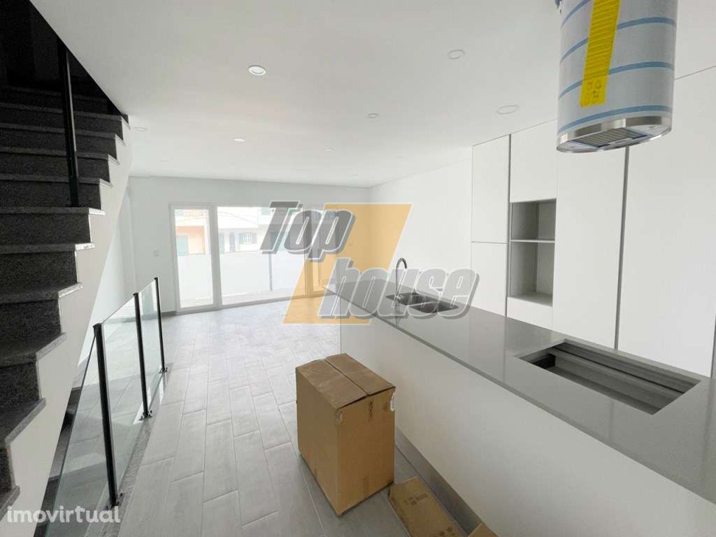 Moradia em banda V2+3 - Vale de Milhaços - Corroios - Grande imagem: 3/30