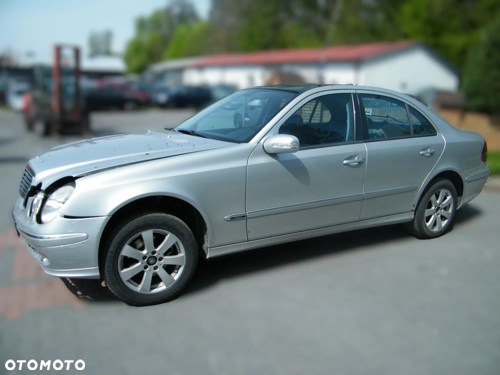Mercedes – Benz E klasa W211 (02-06r.) 2.7 CDI 176KM. Silnik 647961 (D647961(63S), OM647) Skrzynia 722640 lakier 744 (Srebrny brylantowy- metaliczny). Cały na części. GWARANCJA !!!  Przód Tył Zestaw Komplet Drzwi Klapa Zderzak Błotnik Maska Grill Atrapa Szyba Pas Lampa Lusterko Boczki Fotel Kanapa Kokpit Deska Rozdzielcza Przełącznik Włącznik Sterownik Przewody Wiązka Instalacja Moduł Komputer Czujnik Listwa Pompa Alternator Wtryski Głowica Rozrusznik Kompresor Sprzęgło Dwumas Silnik Skrzynia ABS Klimatyzacji Paliwa Wspomagania Kolektor Turbina Przepustnica Zawór Chłodnica Koło Hak Belka Sanki Zawieszenie Mcpherson Półoś Amortyzator Wydech Tłumik Zacisk Most - 2