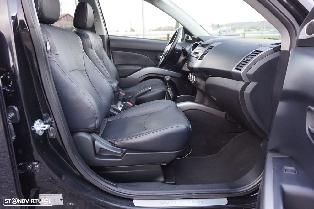 Mitsubishi Outlander 2.0 DI-D Intense+ 4WD - 24