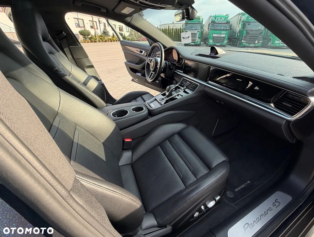 Porsche Panamera 4S - 11