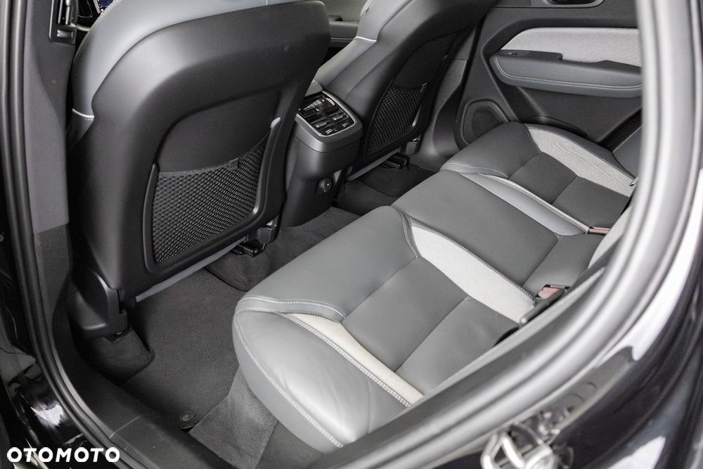 Volvo XC 60 B4 D AWD Plus Dark - 33