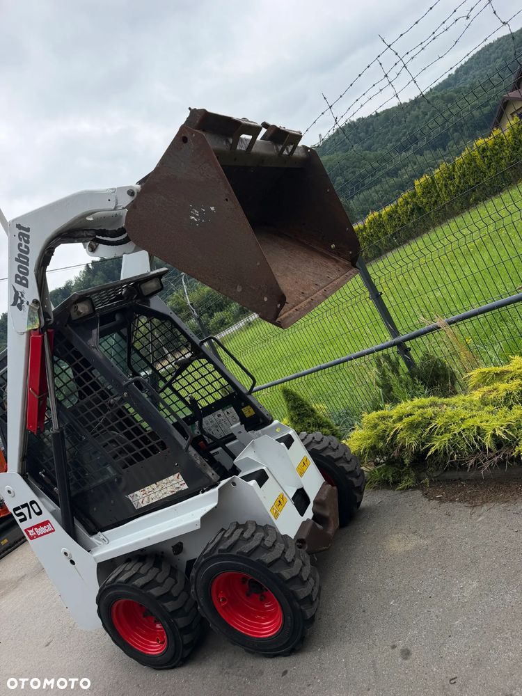 Bobcat S70 Mini-ładowarka 4x4 wózek terenowy. Łyżka! Wyjścia Hydrauliczne pod urządzenia z przodu! 2018 rok prod. 564 MTG. aktualne serwisy DEKRA. Dokumentacja. silnik Kubota 3cyl. Maszyna Jak Nowa z Salonu! Pochodzi z Norweskiego Gospodarstwa! Zero luzów i wycieków. Bardzo mocna i wydajna maszyna o małych gabarytach! Wąska miesci się do najbardziej trudno dostępnych miejsc! Idealna do stajni. OKAZJA TANIO. Szybki i zwinny sprzęt potężna moc - 26