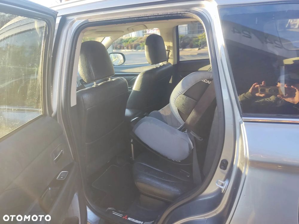 Mitsubishi Outlander Instyle NAVI + - 17