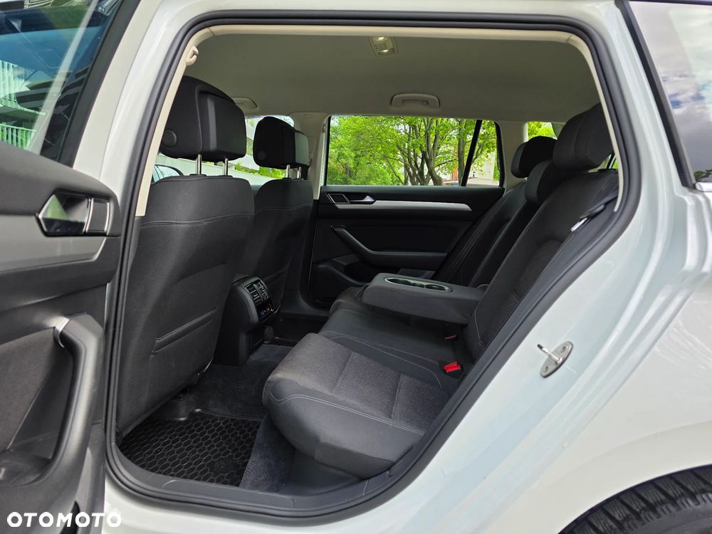 Volkswagen Passat 2.0 TDI SCR Comfortline - 23