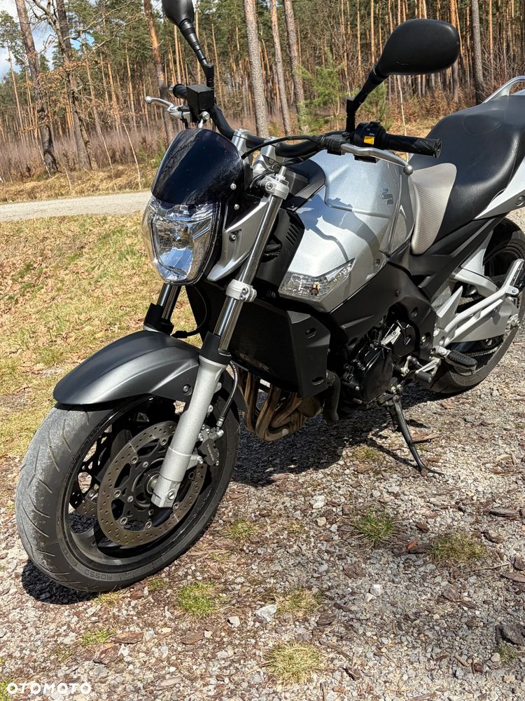 Suzuki GSR - 6