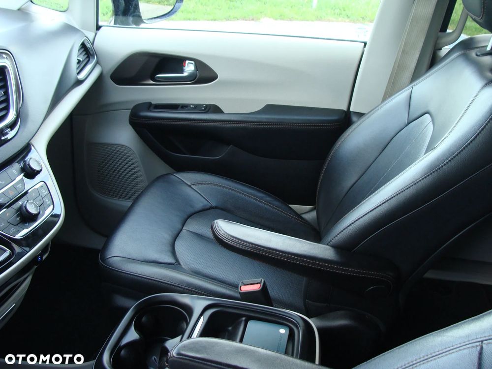Chrysler Pacifica - 26
