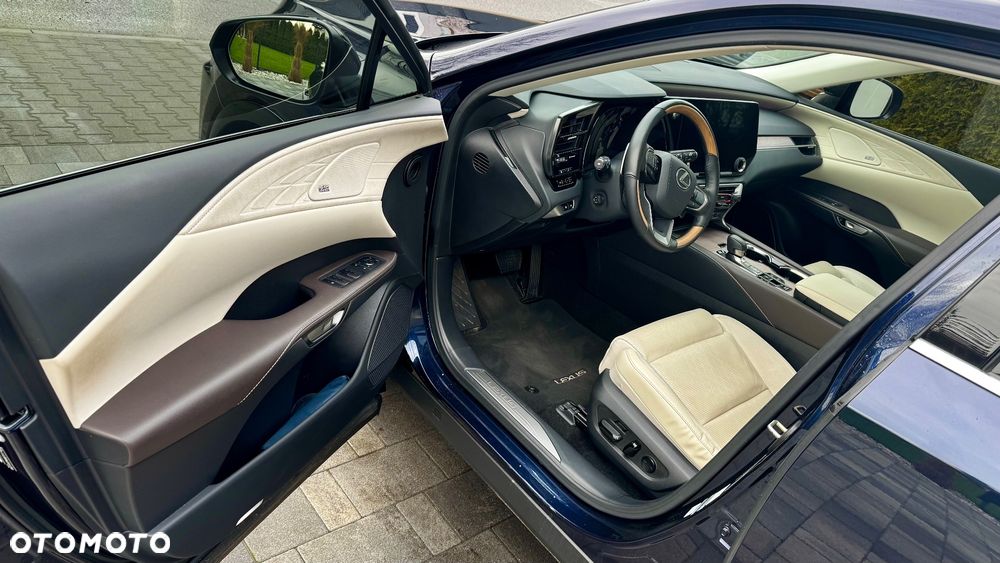 Lexus RX 450h+ Omotenashi - 12