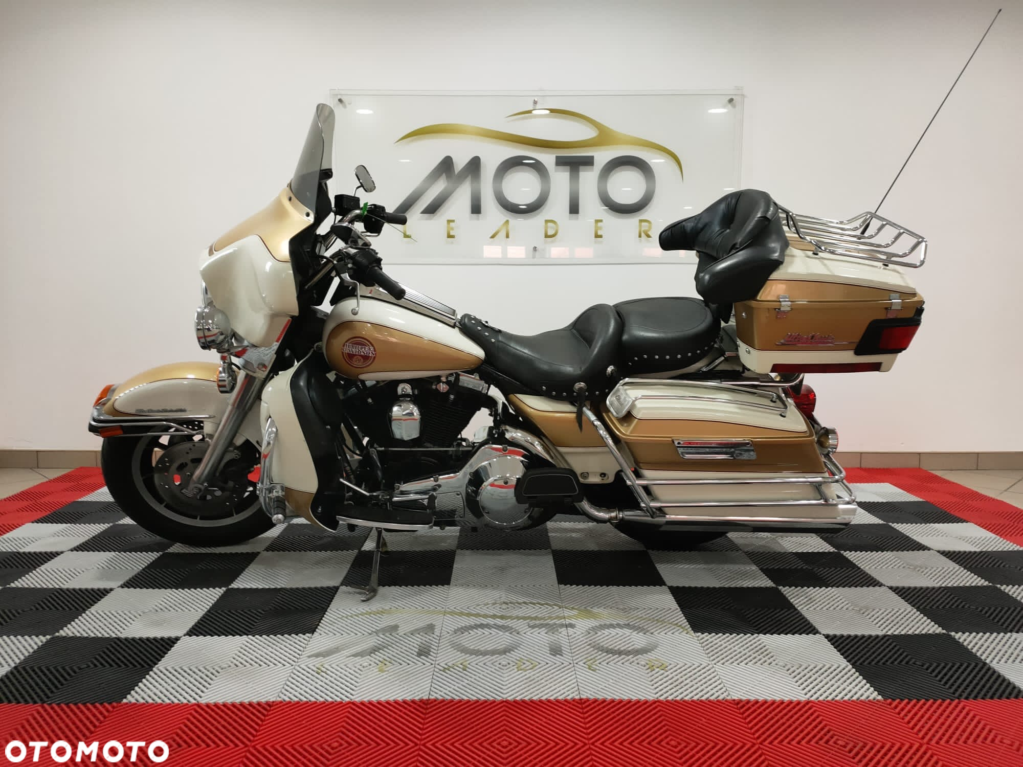 Harley-Davidson FLHTCU Ultra - 2