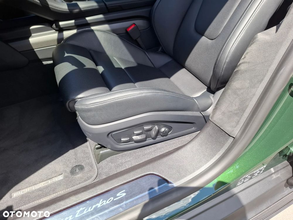 Porsche Taycan 105kWh Turbo S - 13