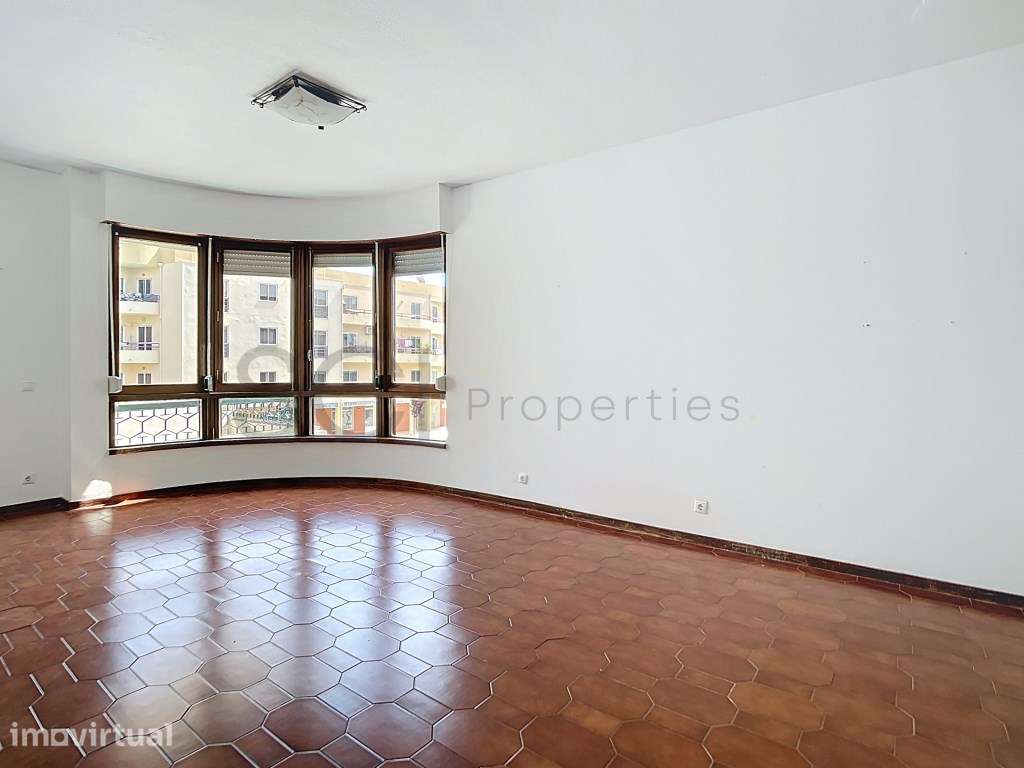 APARTAMENTO T2 COM ARRECADAÇÃO E PARQUEAMENTO EM SESIMBRA - Grande imagem: 3/34