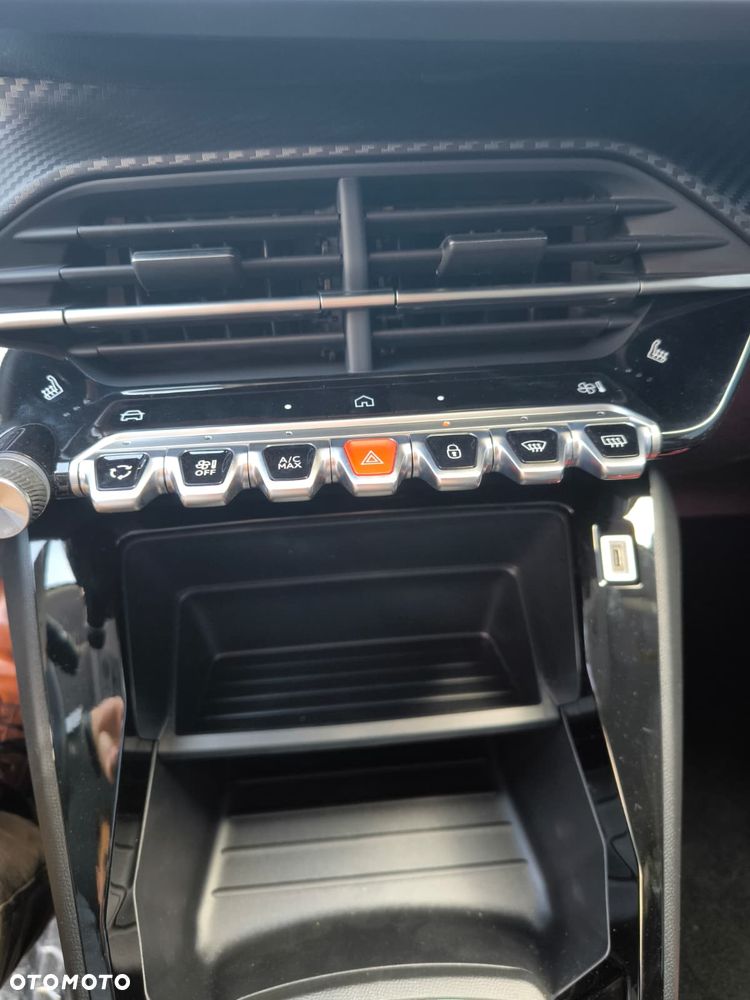 Peugeot 208 - 8