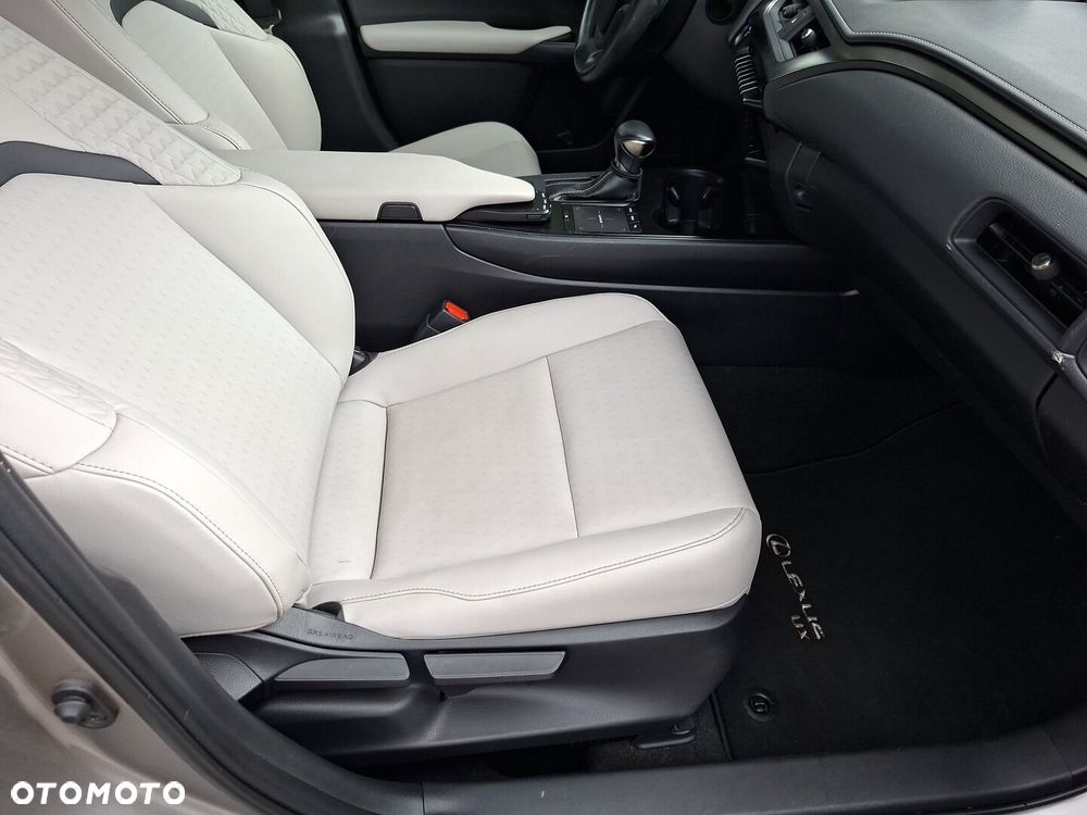 Lexus UX - 19