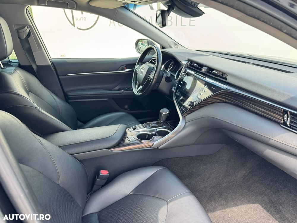 Toyota Camry Luxury - 10