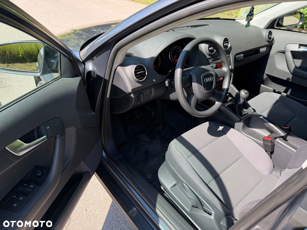 Audi A3 Sportback 1.6 Ambiente - 17