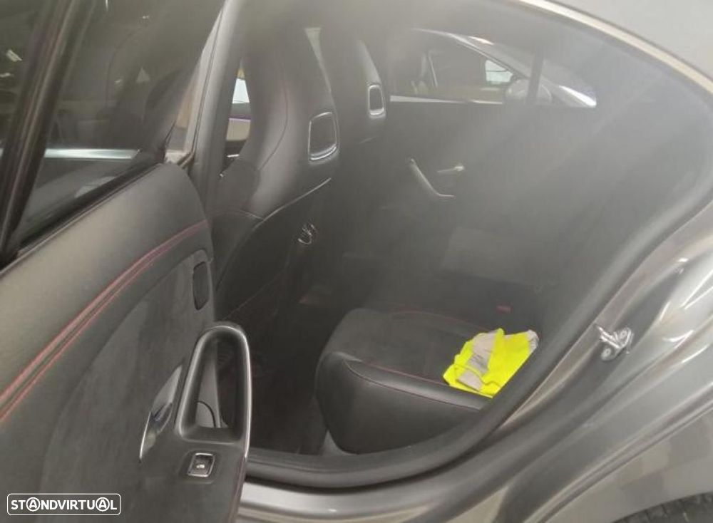 Mercedes-Benz CLA 180 - 4