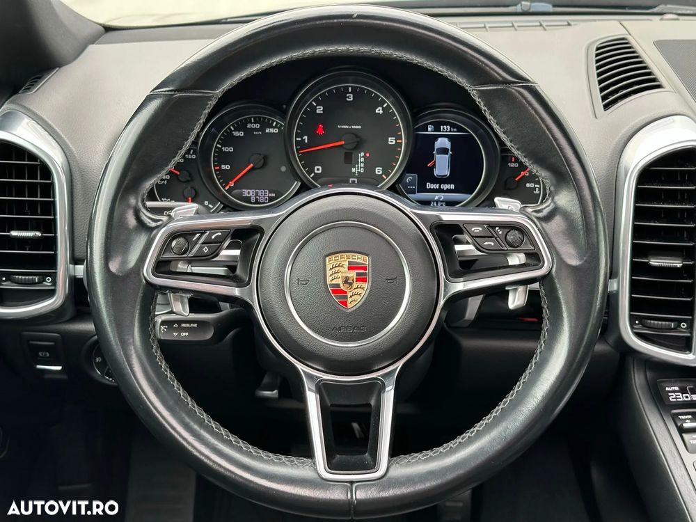 Porsche Cayenne 3.0 L - 8