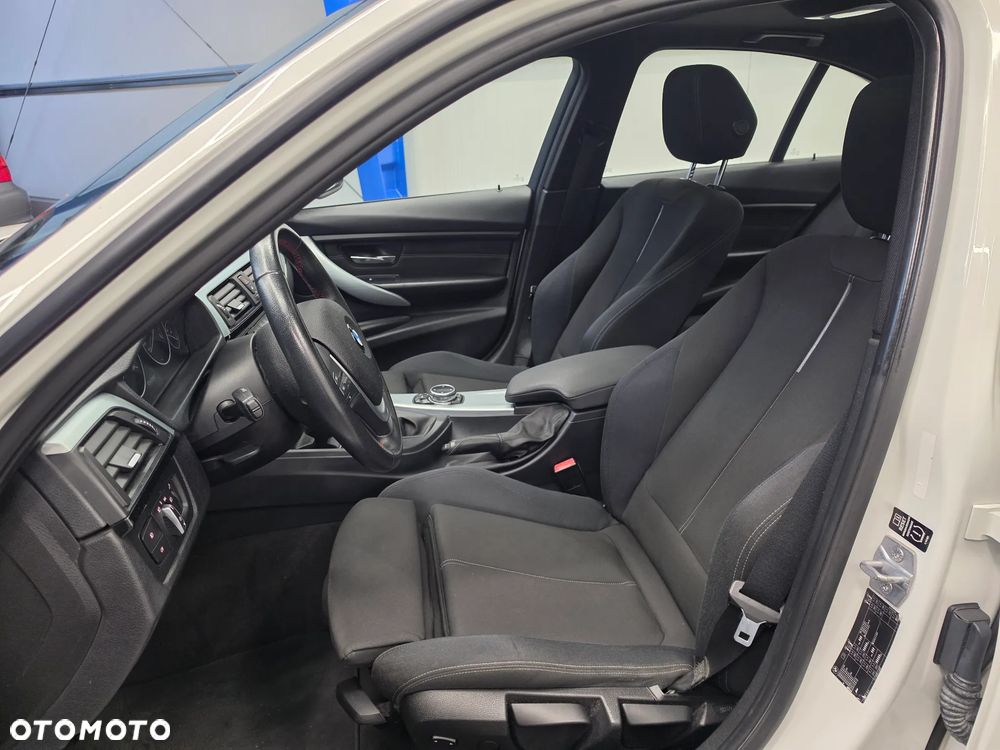 BMW Seria 3 318d DPF Edition Sport - 25