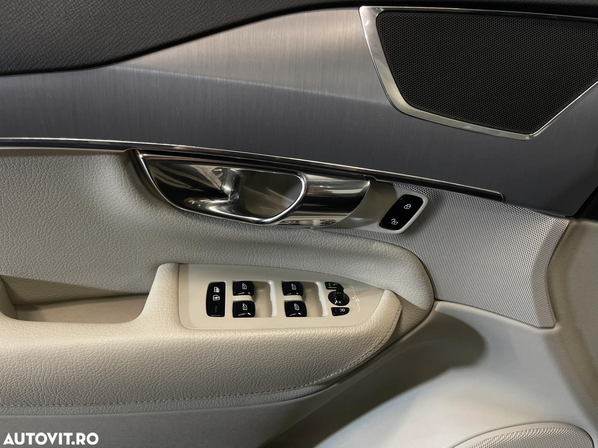 Volvo XC 90 T8 eAWD Momentum Pro - 24