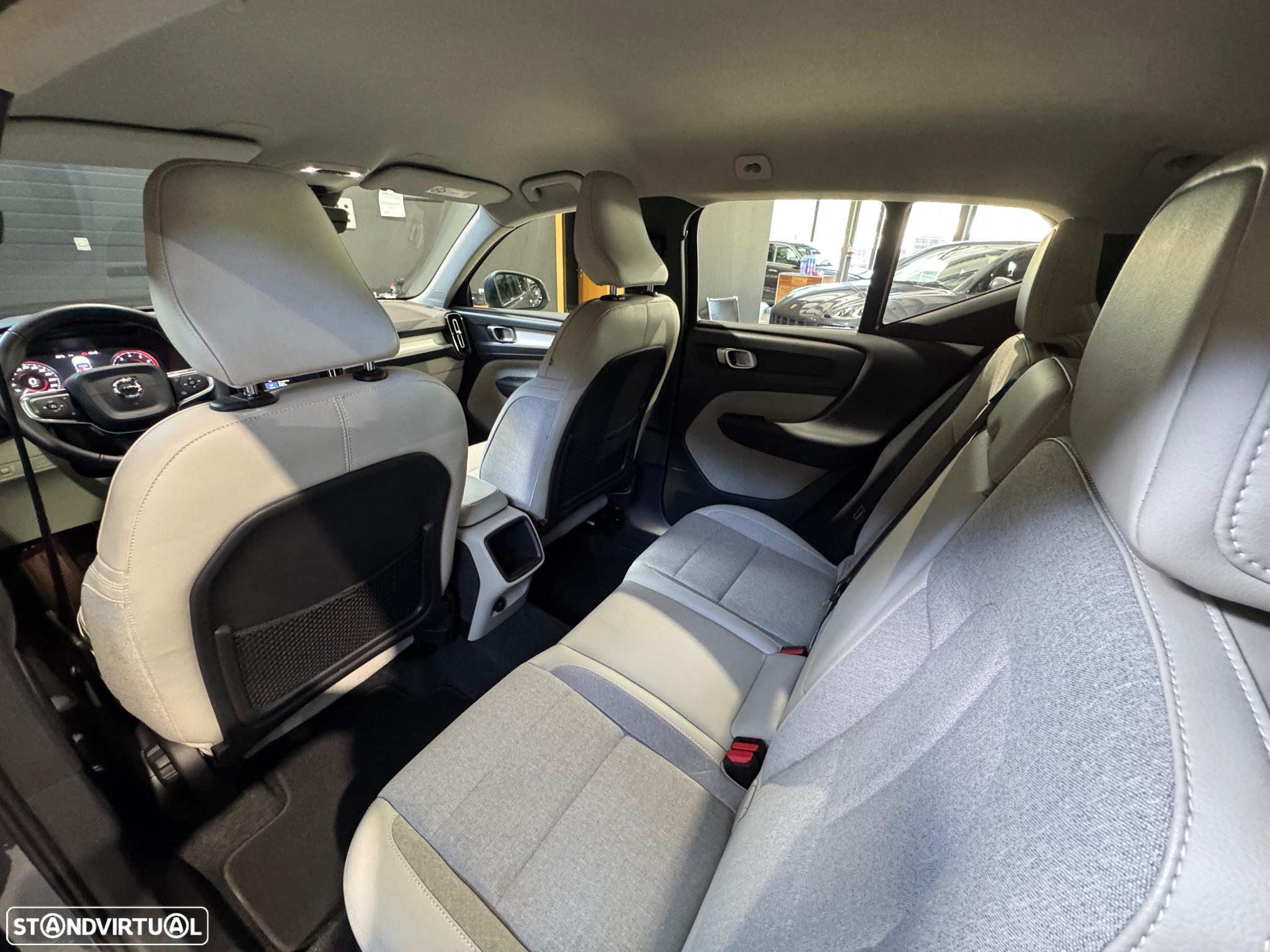 Volvo XC 40 1.5 T3 Momentum Tech Edition - 16