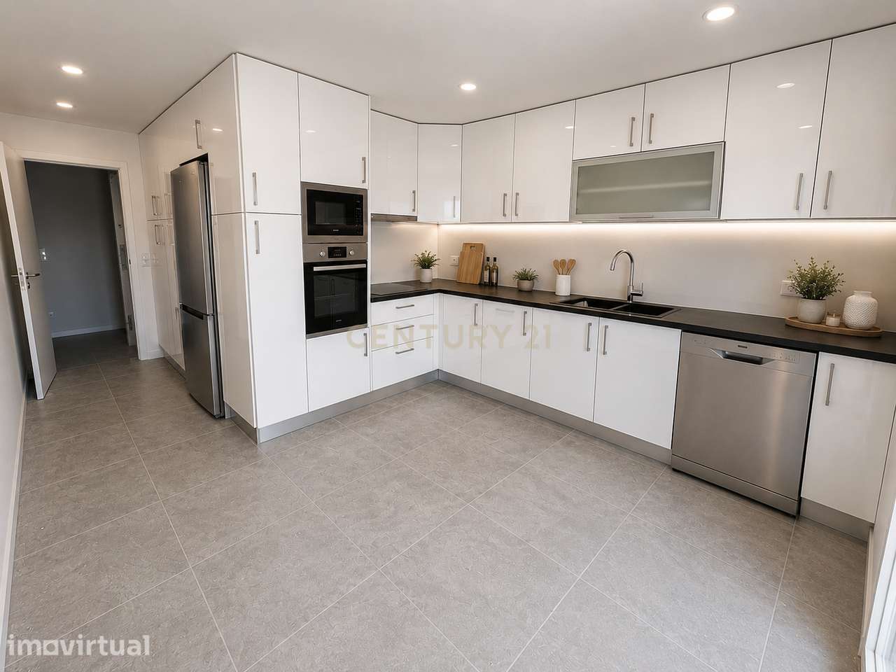 DUPLEX T1 + 1 OPEN SPACE 30m2, COM TERRAÇOS,CHURRASQUEIRA E JARDIM EM - Grande imagem: 2/29