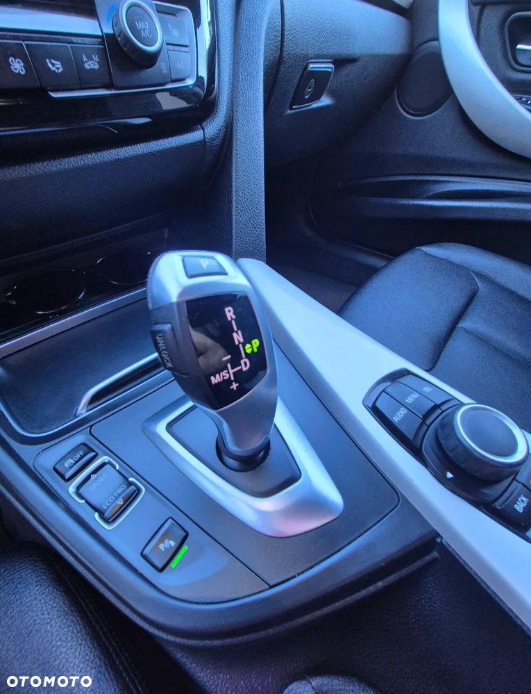 BMW Seria 3 320i xDrive - 14