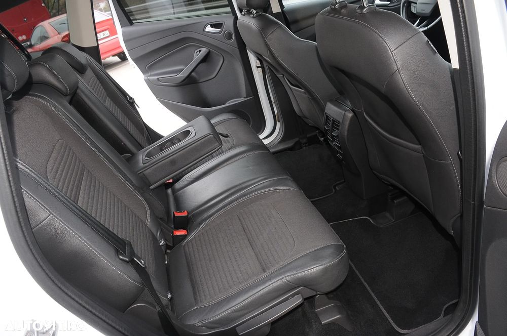 Ford Kuga 2.0 TDCi 4WD Powershift ST-Line - 8